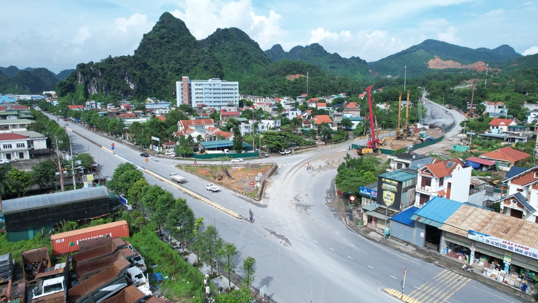 Nhộn nhịp c&ocirc;ng trường thi c&ocirc;ng quốc lộ 279 xuy&ecirc;n nghỉ lễ- Ảnh 3.