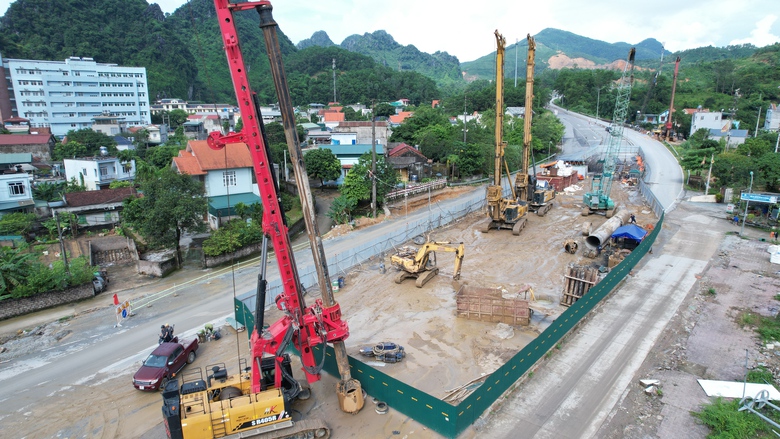 Nhộn nhịp c&ocirc;ng trường thi c&ocirc;ng quốc lộ 279 xuy&ecirc;n nghỉ lễ- Ảnh 1.