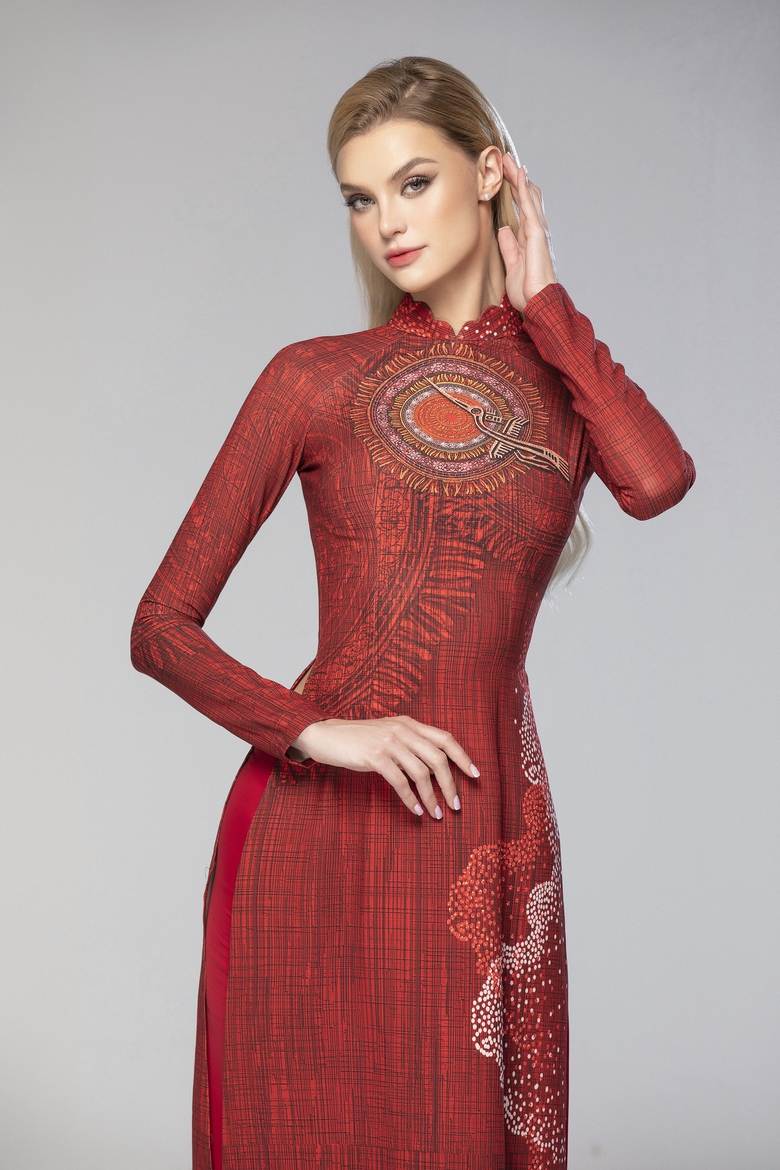 Hoa hậu Ý Nhi, Hoa hậu Thế giới Krystyna và nam vương Jack Heslewood mặc áo dài Việt Nam- Ảnh 3. Hoa hậu Ý Nhi, Hoa hậu Thế giới Krystyna và nam vương Jack Heslewood mặc áo dài Việt Nam- Ảnh 3.