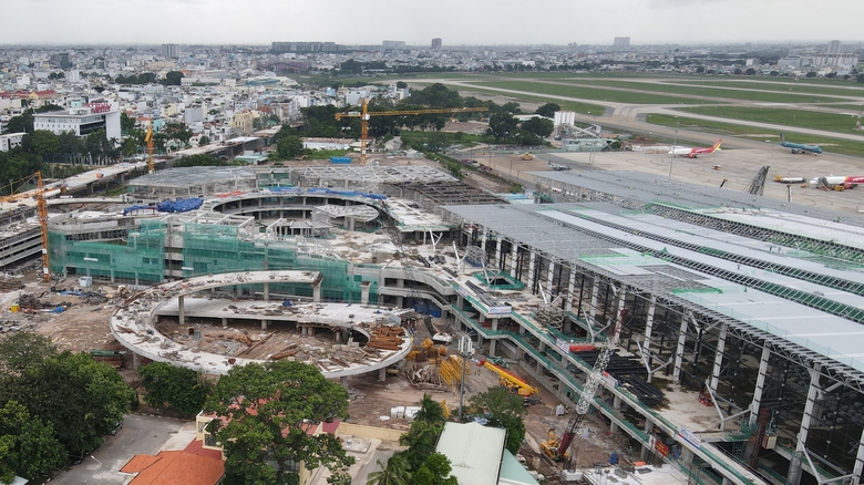Hơn 2.500 người l&agrave;m xuy&ecirc;n lễ tr&ecirc;n c&ocirc;ng trường nh&agrave; ga T3 T&acirc;n Sơn Nhất- Ảnh 1.