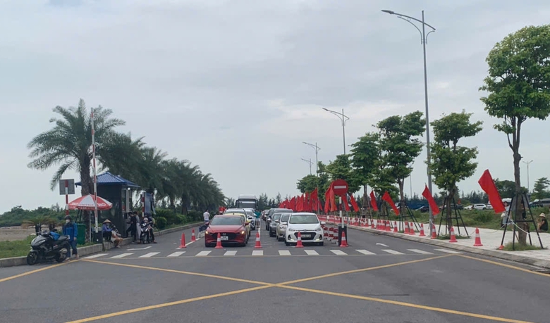 Kh&aacute;ch nườm nượp đổ về C&aacute;t B&agrave;, nhưng hết cảnh &ugrave;n tắc chờ qua ph&agrave;- Ảnh 2.
