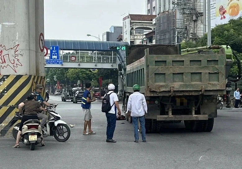H&agrave; Nội: Xe m&aacute;y va chạm với &ocirc; t&ocirc; tải, 2 người thương vong- Ảnh 1.