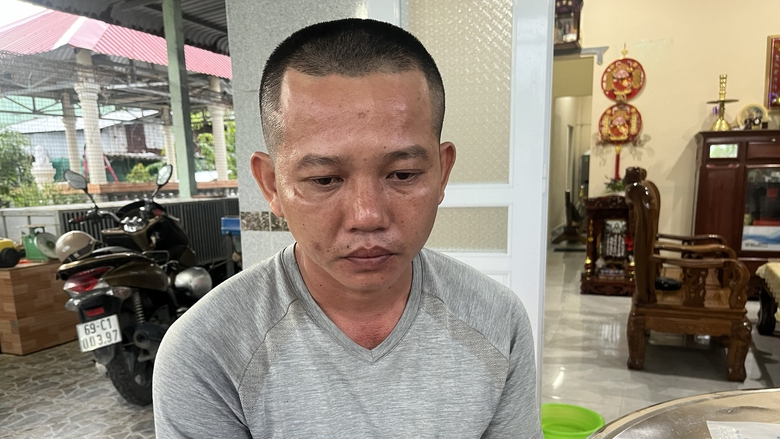 Bắt tại trận thanh ni&ecirc;n mang s&uacute;ng đi đường- Ảnh 1.