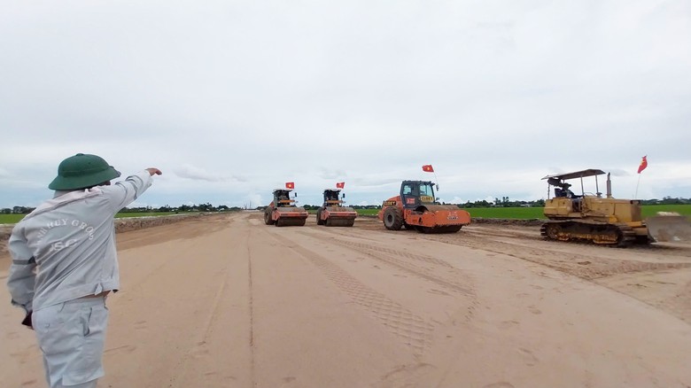 Rộn r&agrave;ng c&ocirc;ng trường cao tốc trục ngang miền T&acirc;y dịp Quốc kh&aacute;nh- Ảnh 2.