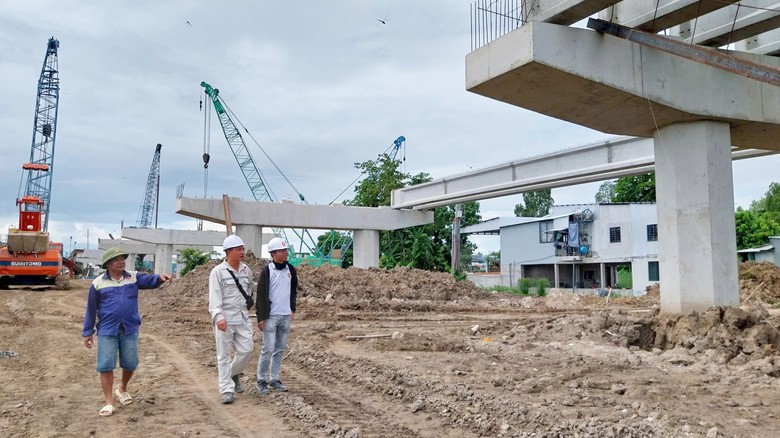 Rộn r&agrave;ng c&ocirc;ng trường cao tốc trục ngang miền T&acirc;y dịp Quốc kh&aacute;nh- Ảnh 1.