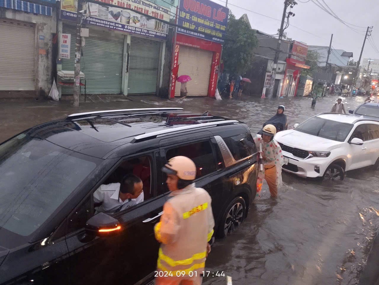 TP.HCM: Mưa lớn dịp lễ 2/9, CSGT xuống đường đẩy xe gi&uacute;p người d&acirc;n- Ảnh 7.