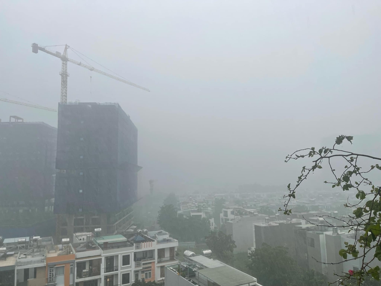 TP.HCM: Mưa lớn dịp lễ 2/9, CSGT xuống đường đẩy xe gi&uacute;p người d&acirc;n- Ảnh 1.