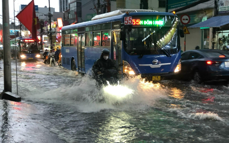 TP.HCM: Mưa lớn dịp lễ 2/9, CSGT xuống đường đẩy xe gi&uacute;p người d&acirc;n