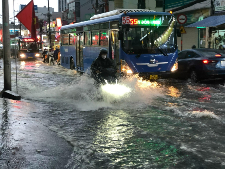 TP.HCM: Mưa lớn dịp lễ 2/9, CSGT xuống đường đẩy xe gi&uacute;p người d&acirc;n- Ảnh 3.