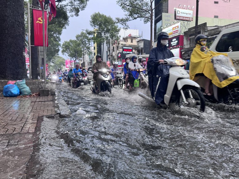 TP.HCM: Mưa lớn dịp lễ 2/9, CSGT xuống đường đẩy xe gi&uacute;p người d&acirc;n- Ảnh 4.