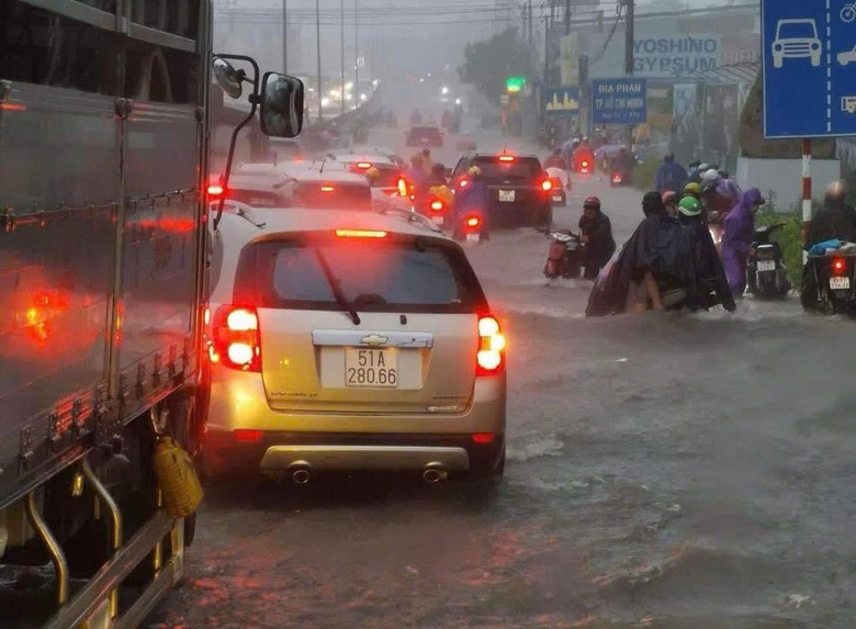 TP.HCM: Mưa lớn dịp lễ 2/9, CSGT xuống đường đẩy xe gi&uacute;p người d&acirc;n- Ảnh 6.