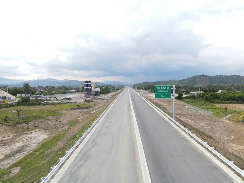 H&agrave;ng ngh&igrave;n kỹ sư, c&ocirc;ng nh&acirc;n b&aacute;m c&ocirc;ng trường, đưa cao tốc Bắc - Nam giai đoạn 2 về đ&iacute;ch sớm- Ảnh 2.