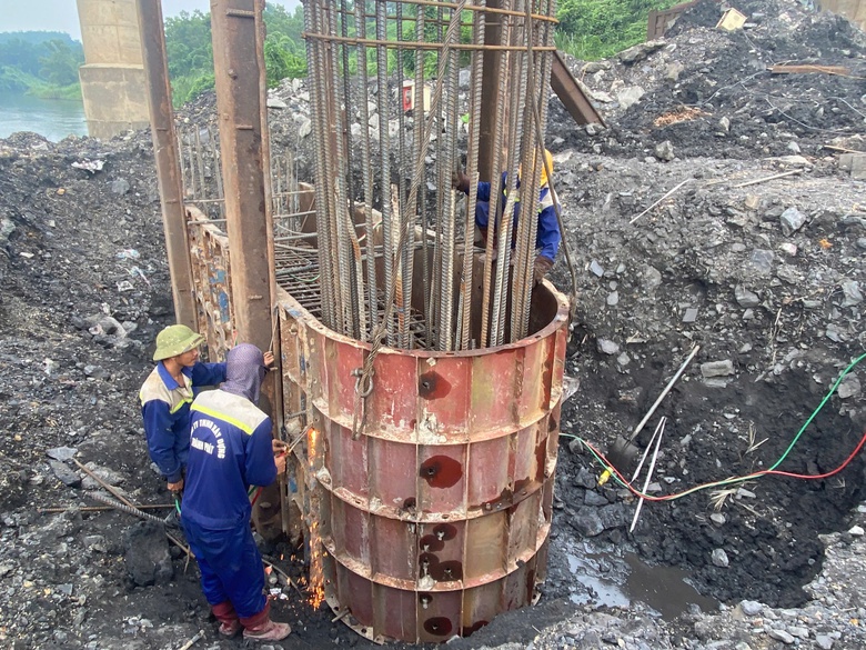 Nhộn nhịp c&ocirc;ng trường thi c&ocirc;ng quốc lộ 279 xuy&ecirc;n nghỉ lễ- Ảnh 2.