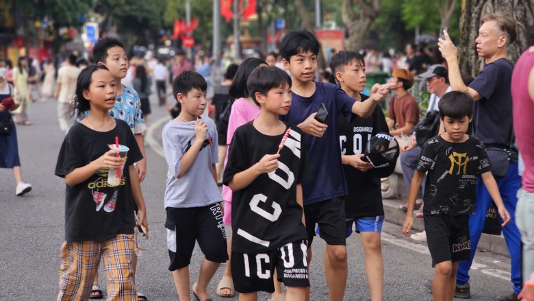 Phố đi bộ hồ Gươm đ&ocirc;ng k&iacute;n người dịp nghỉ lễ 2/9- Ảnh 3.