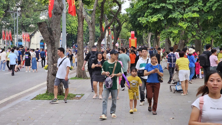 Phố đi bộ hồ Gươm đ&ocirc;ng k&iacute;n người dịp nghỉ lễ 2/9- Ảnh 2.