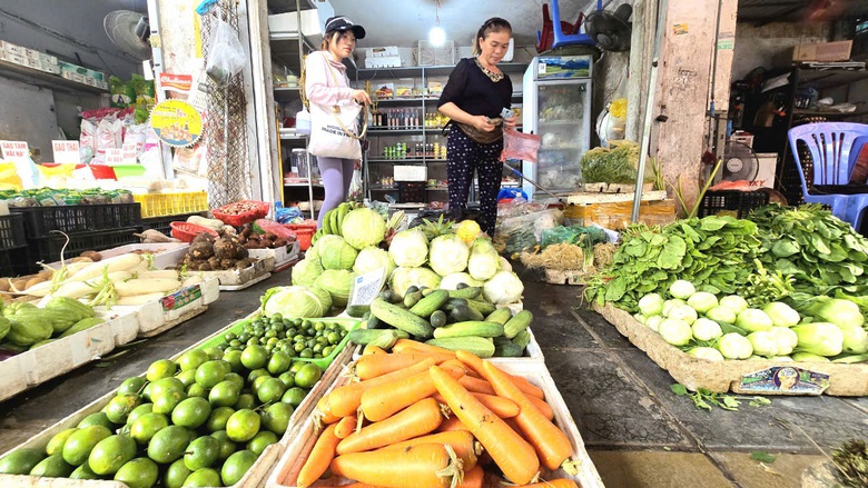 Nhiều tỉnh miền Bắc ch&igrave;m trong biển nước, cung ứng h&agrave;ng ho&aacute; thiết yếu ra sao?- Ảnh 1.