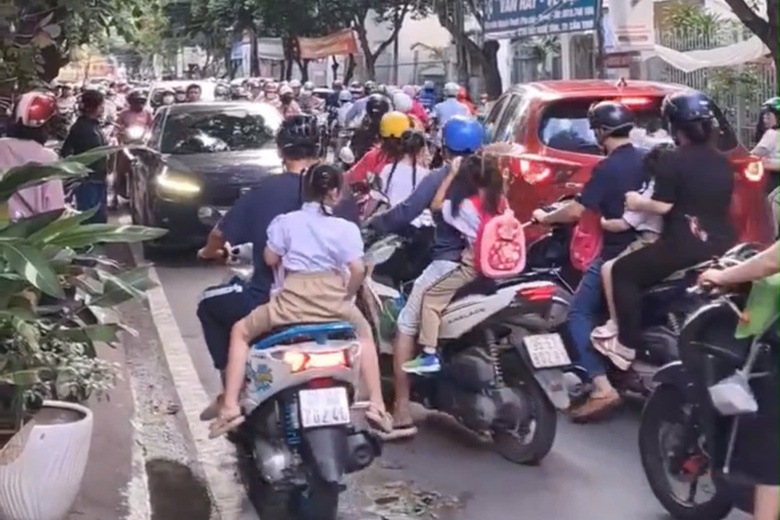 Cần Thơ: Phạt nguội &ocirc; t&ocirc; đưa học sinh v&agrave;o tận cổng trường, bất chấp đường cấm- Ảnh 1.