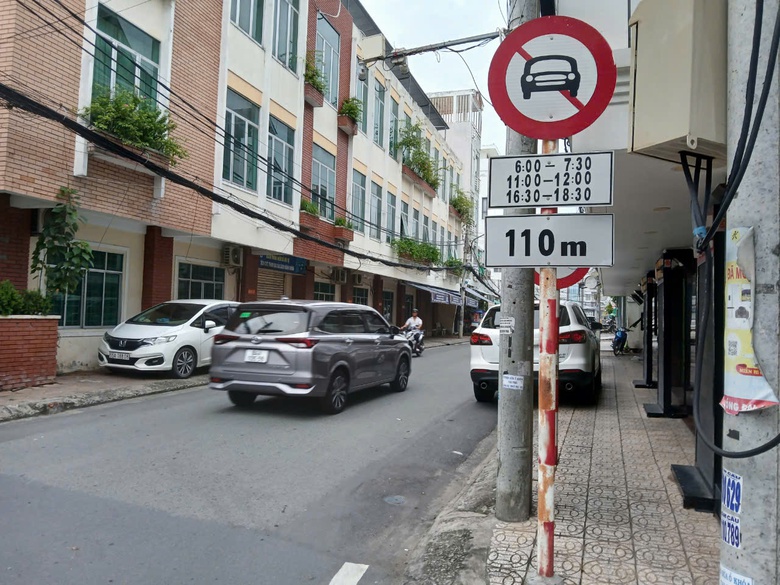 Cần Thơ: Phạt nguội &ocirc; t&ocirc; đưa học sinh v&agrave;o tận cổng trường, bất chấp đường cấm- Ảnh 9.