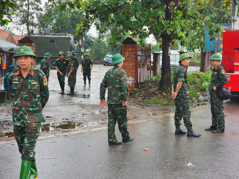 Vụ sập cầu Phong Ch&acirc;u: Chuẩn bị c&aacute;c điều kiện để lắp đặt cầu phao- Ảnh 1.