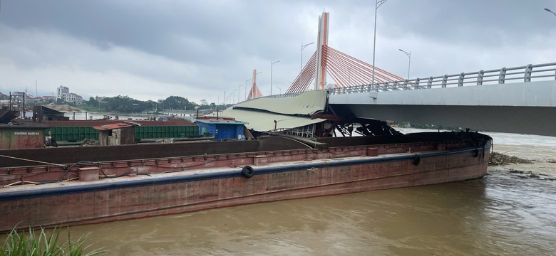 N&iacute;n thở khoảnh khắc c&aacute;c t&agrave;u mắc kẹt tr&ocirc;i qua gầm cầu Vĩnh Ph&uacute;- Ảnh 1.