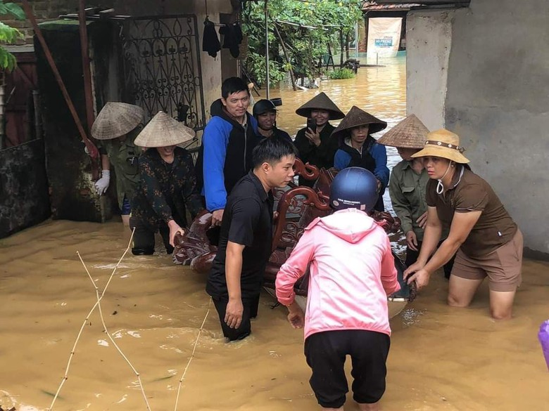 Vĩnh Ph&uacute;c: Mực nước tr&ecirc;n s&ocirc;ng Ph&oacute; Đ&aacute;y l&ecirc;n cao, người d&acirc;n phải di chuyển bằng thuyền- Ảnh 1.