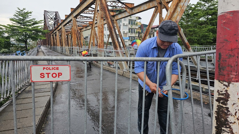 Cấm phương tiện qua cầu Long Bi&ecirc;n, CSGT t&uacute;c trực điều tiết- Ảnh 2.