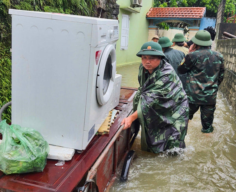 H&agrave;ng ngh&igrave;n người ở H&agrave; Nam gia cố đ&ecirc;, chạy lũ cả ng&agrave;y lẫn đ&ecirc;m- Ảnh 16.