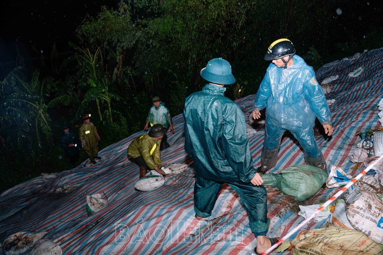 H&agrave;ng ngh&igrave;n người ở H&agrave; Nam gia cố đ&ecirc;, chạy lũ cả ng&agrave;y lẫn đ&ecirc;m- Ảnh 28.