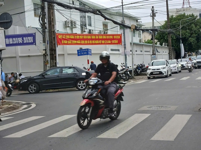 Cần Thơ: Phạt nguội &ocirc; t&ocirc; đưa học sinh v&agrave;o tận cổng trường, bất chấp đường cấm- Ảnh 3.