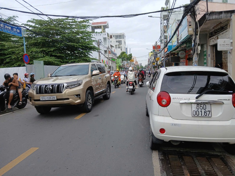 Cần Thơ: Phạt nguội &ocirc; t&ocirc; đưa học sinh v&agrave;o tận cổng trường, bất chấp đường cấm- Ảnh 4.