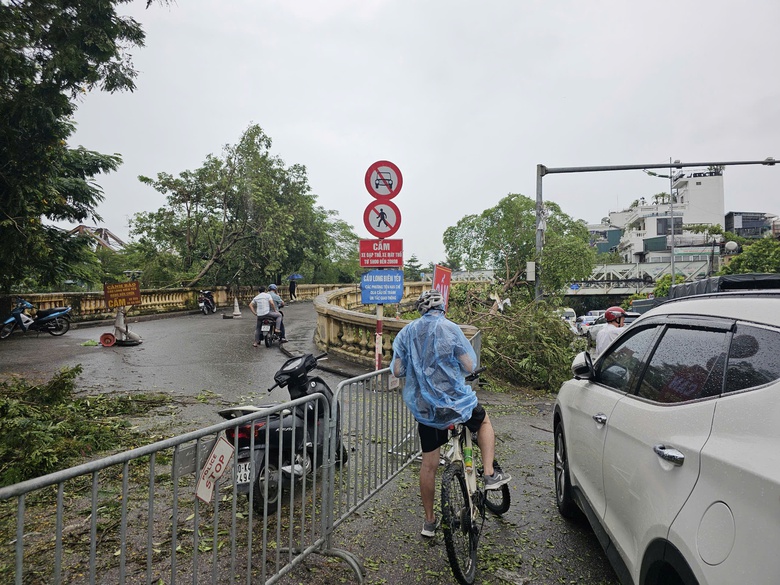 Cấm phương tiện qua cầu Long Bi&ecirc;n, CSGT t&uacute;c trực điều tiết- Ảnh 4.