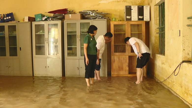 Nước s&ocirc;ng d&acirc;ng cao, hơn 600 hộ d&acirc;n ở Ninh B&igrave;nh bị c&ocirc; lập- Ảnh 6.