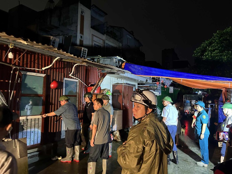 H&agrave; Nội: Lũ s&ocirc;ng Hồng vượt b&aacute;o động 2, di dời hơn 1.000 người d&acirc;n trong đ&ecirc;m- Ảnh 2.