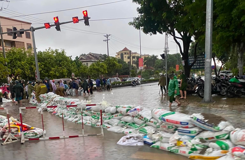 H&agrave;ng ngh&igrave;n người ở H&agrave; Nam gia cố đ&ecirc;, chạy lũ cả ng&agrave;y lẫn đ&ecirc;m- Ảnh 23.