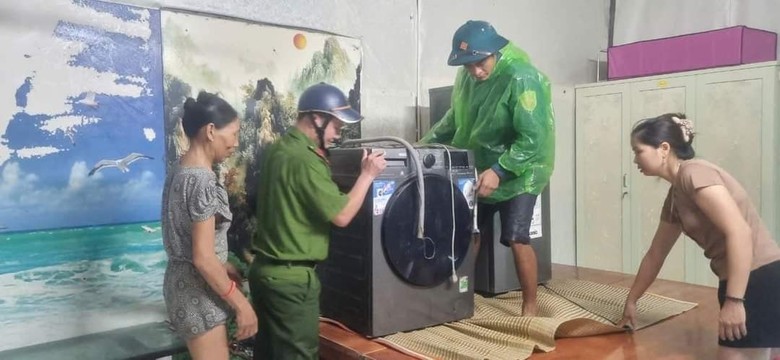 H&agrave;ng ngh&igrave;n người ở H&agrave; Nam gia cố đ&ecirc;, chạy lũ cả ng&agrave;y lẫn đ&ecirc;m- Ảnh 8.