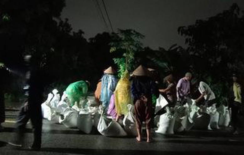 H&agrave;ng ngh&igrave;n người ở H&agrave; Nam gia cố đ&ecirc;, chạy lũ cả ng&agrave;y lẫn đ&ecirc;m- Ảnh 24.