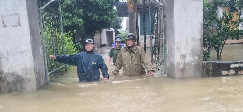 H&agrave;ng ngh&igrave;n người ở H&agrave; Nam gia cố đ&ecirc;, chạy lũ cả ng&agrave;y lẫn đ&ecirc;m- Ảnh 5.