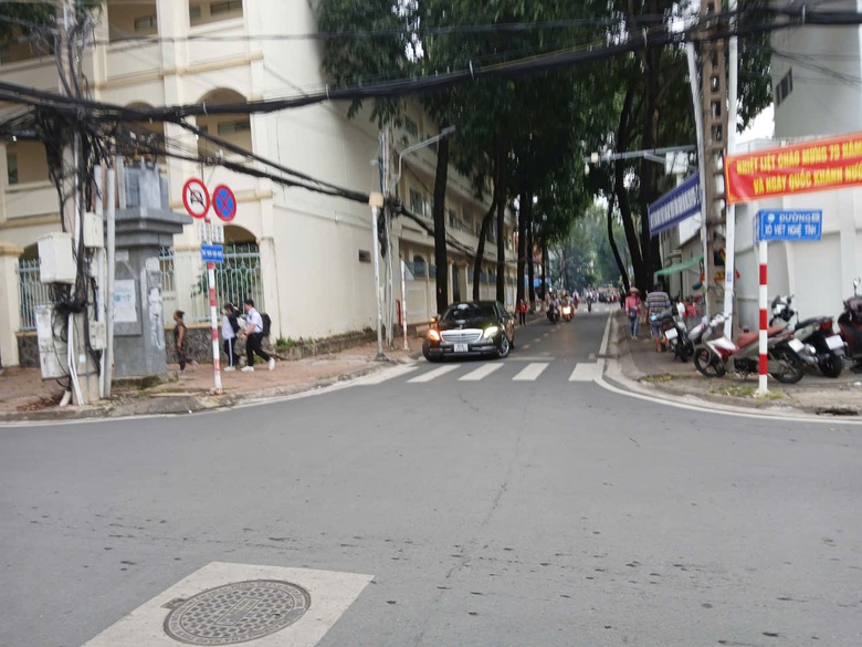 Cần Thơ: Phạt nguội &ocirc; t&ocirc; đưa học sinh v&agrave;o tận cổng trường, bất chấp đường cấm- Ảnh 6.