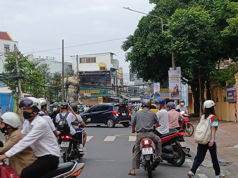 Cần Thơ: Phạt nguội &ocirc; t&ocirc; đưa học sinh v&agrave;o tận cổng trường, bất chấp đường cấm- Ảnh 7.