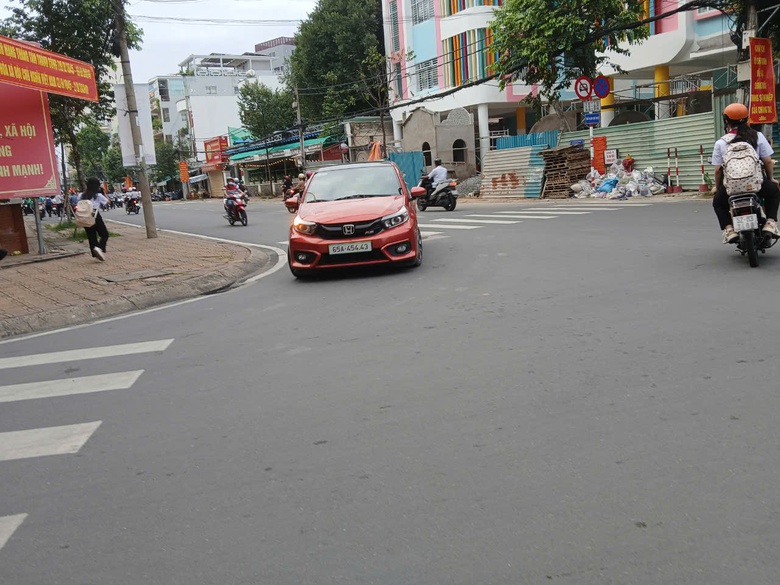 Cần Thơ: Phạt nguội &ocirc; t&ocirc; đưa học sinh v&agrave;o tận cổng trường, bất chấp đường cấm- Ảnh 10.