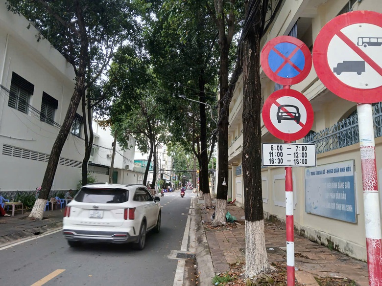 Cần Thơ: Ra qu&acirc;n xử phạt t&agrave;i xế &ocirc; t&ocirc; đưa rước học sinh bất chấp đường cấm- Ảnh 3.