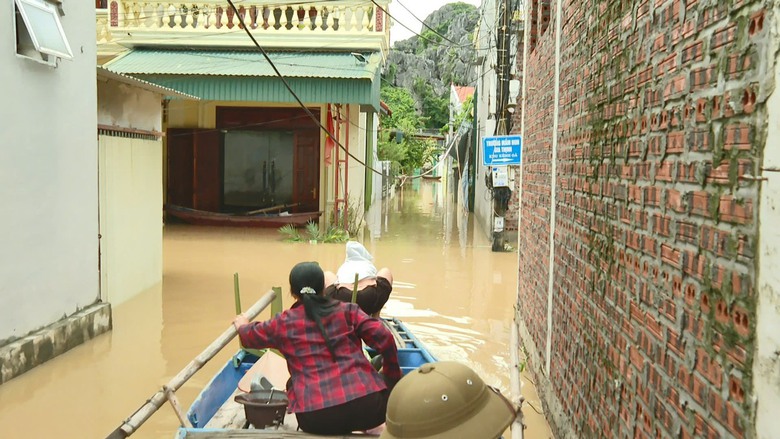 Nước s&ocirc;ng d&acirc;ng cao, hơn 600 hộ d&acirc;n ở Ninh B&igrave;nh bị c&ocirc; lập- Ảnh 2.
