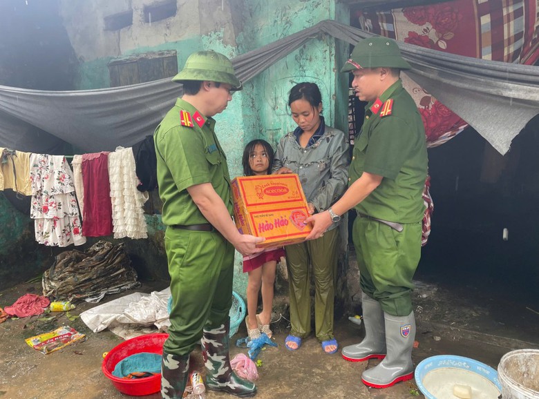 H&agrave;ng ngh&igrave;n người ở H&agrave; Nam gia cố đ&ecirc;, chạy lũ cả ng&agrave;y lẫn đ&ecirc;m- Ảnh 9.