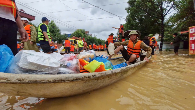 Thủ tướng Phạm Minh Ch&iacute;nh đi ca n&ocirc;, thị s&aacute;t lũ ở Bắc Giang- Ảnh 3.