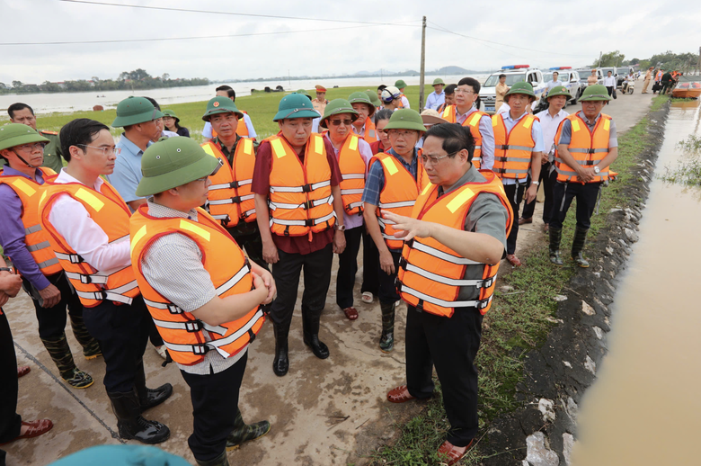 Thủ tướng Phạm Minh Ch&iacute;nh đi ca n&ocirc;, thị s&aacute;t lũ ở Bắc Giang- Ảnh 2.