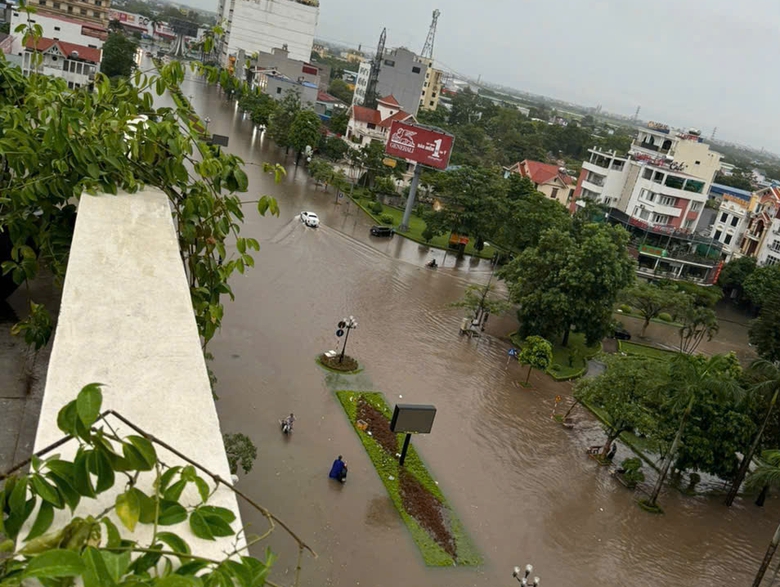 Nhiều khu vực TP Nam Định ngập s&acirc;u, cảnh s&aacute;t d&ugrave;ng xe c&ocirc;ng vụ đưa d&acirc;n qua đường- Ảnh 1.
