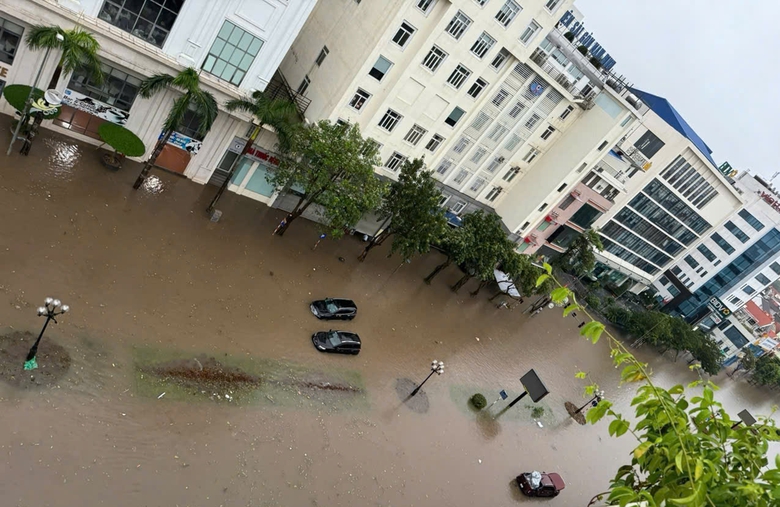 Nhiều khu vực TP Nam Định ngập s&acirc;u, cảnh s&aacute;t d&ugrave;ng xe c&ocirc;ng vụ đưa d&acirc;n qua đường- Ảnh 3.