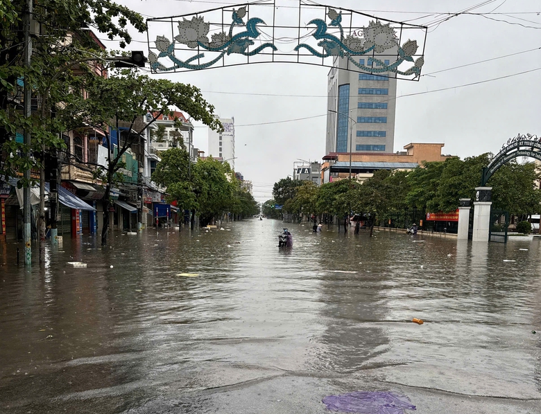 Nhiều khu vực TP Nam Định ngập s&acirc;u, cảnh s&aacute;t d&ugrave;ng xe c&ocirc;ng vụ đưa d&acirc;n qua đường- Ảnh 6.