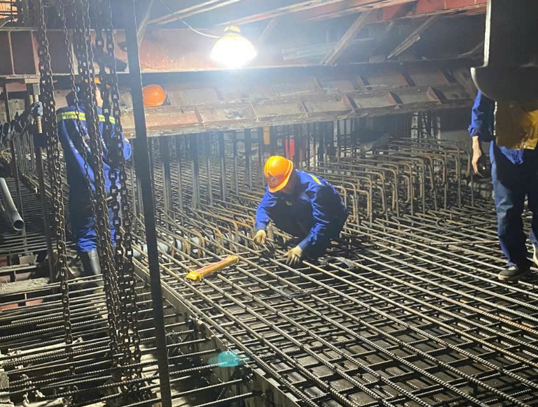 Hối hả c&ocirc;ng trường cầu d&acirc;y văng bắc qua s&ocirc;ng Đ&agrave;o ở Nam Định- Ảnh 2.