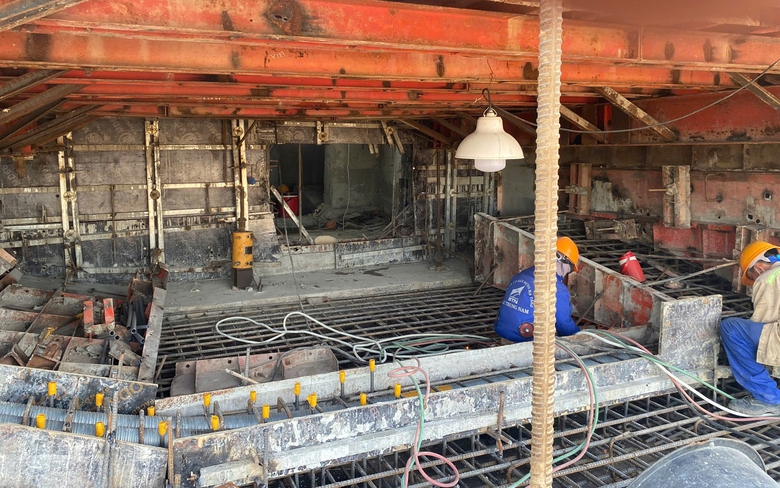 Hối hả c&ocirc;ng trường cầu d&acirc;y văng bắc qua s&ocirc;ng Đ&agrave;o ở Nam Định- Ảnh 1.